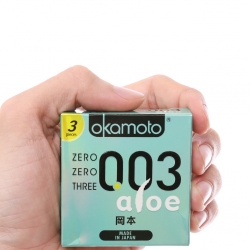 Bao cao su Okamoto 0.03 Aloe siêu mỏng tinh chất lô hội, Hộp 3 cái